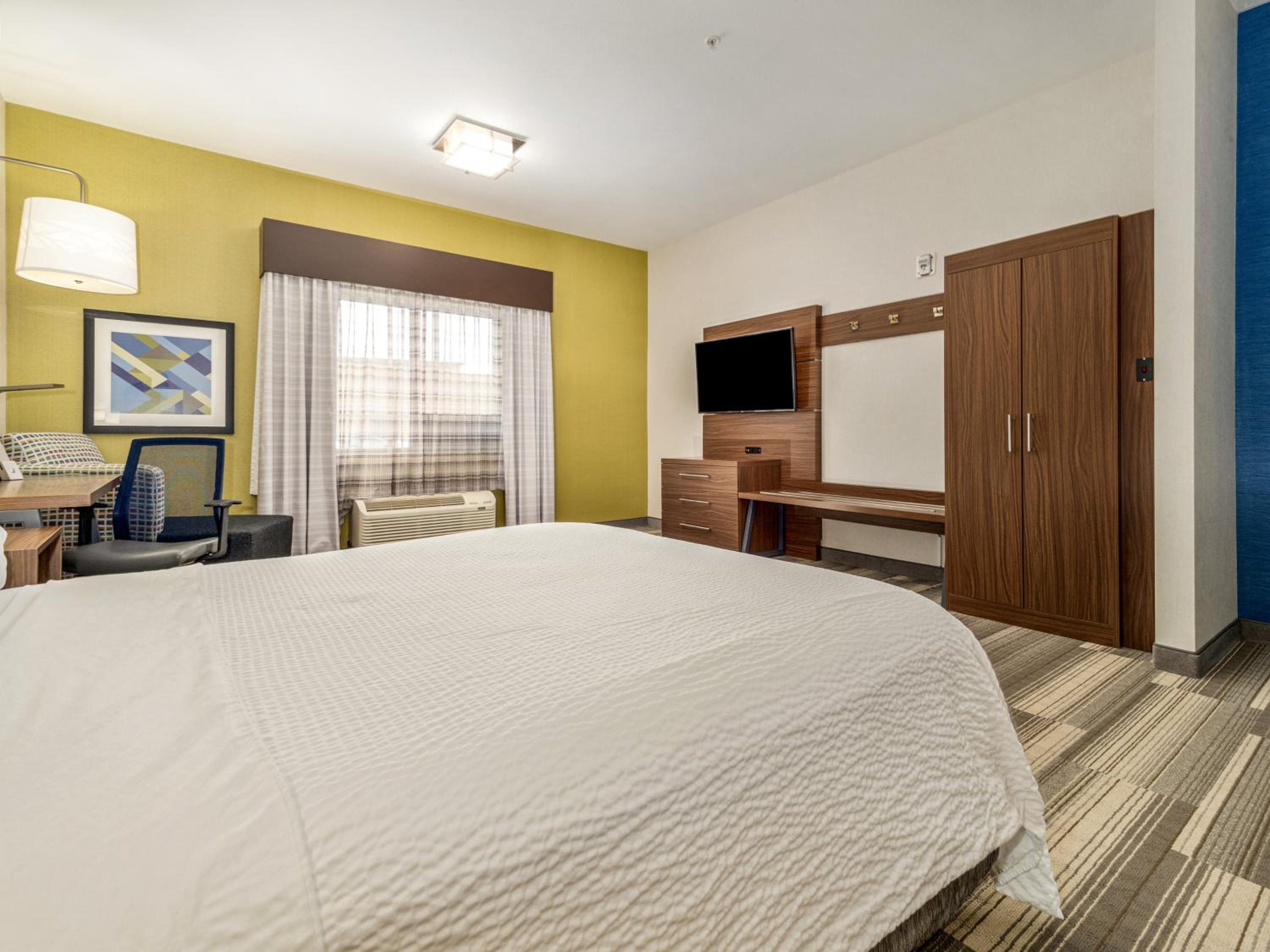 holiday inn express and suites medicine hat transcanada hwy 1
