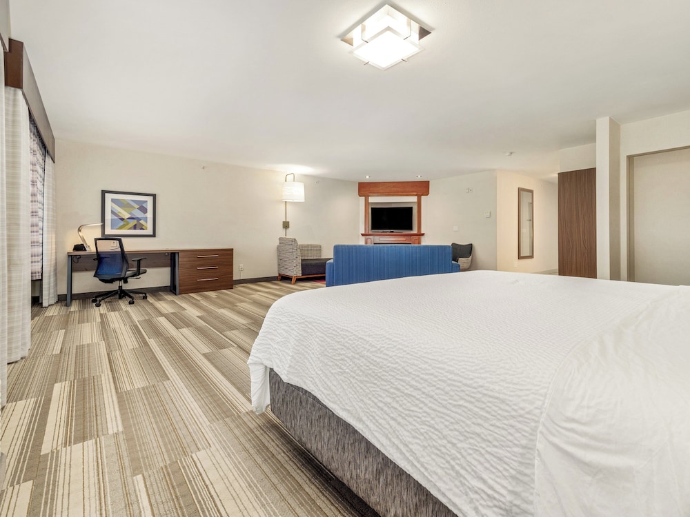 holiday inn express and suites medicine hat transcanada hwy 1