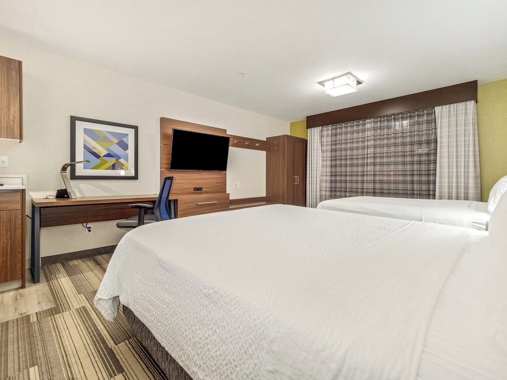 holiday inn express and suites medicine hat transcanada hwy 1