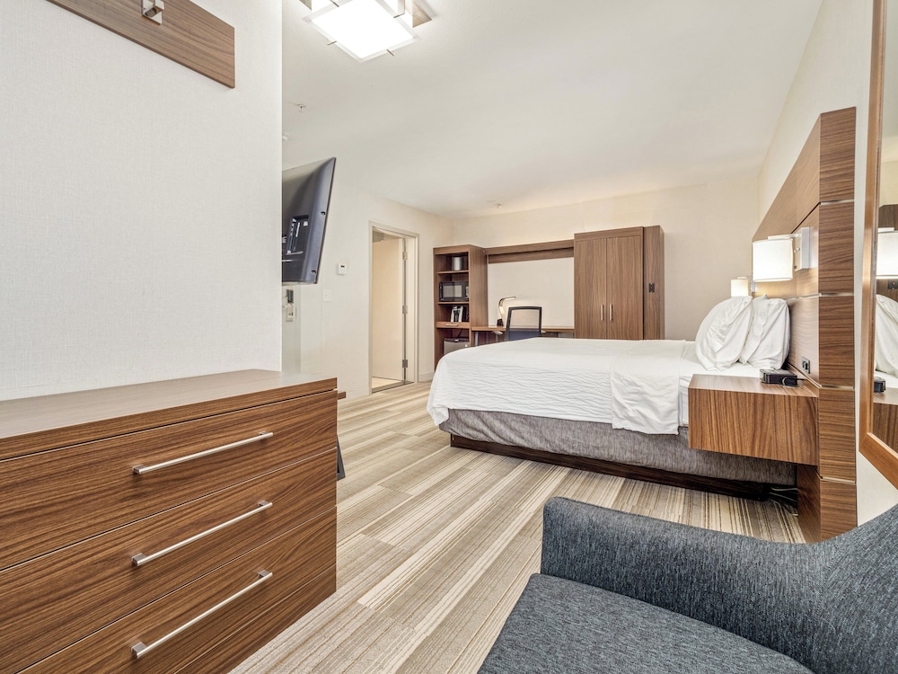 holiday inn express and suites medicine hat transcanada hwy 1