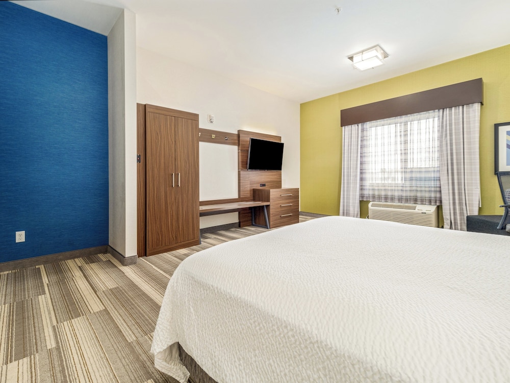 holiday inn express and suites medicine hat transcanada hwy 1