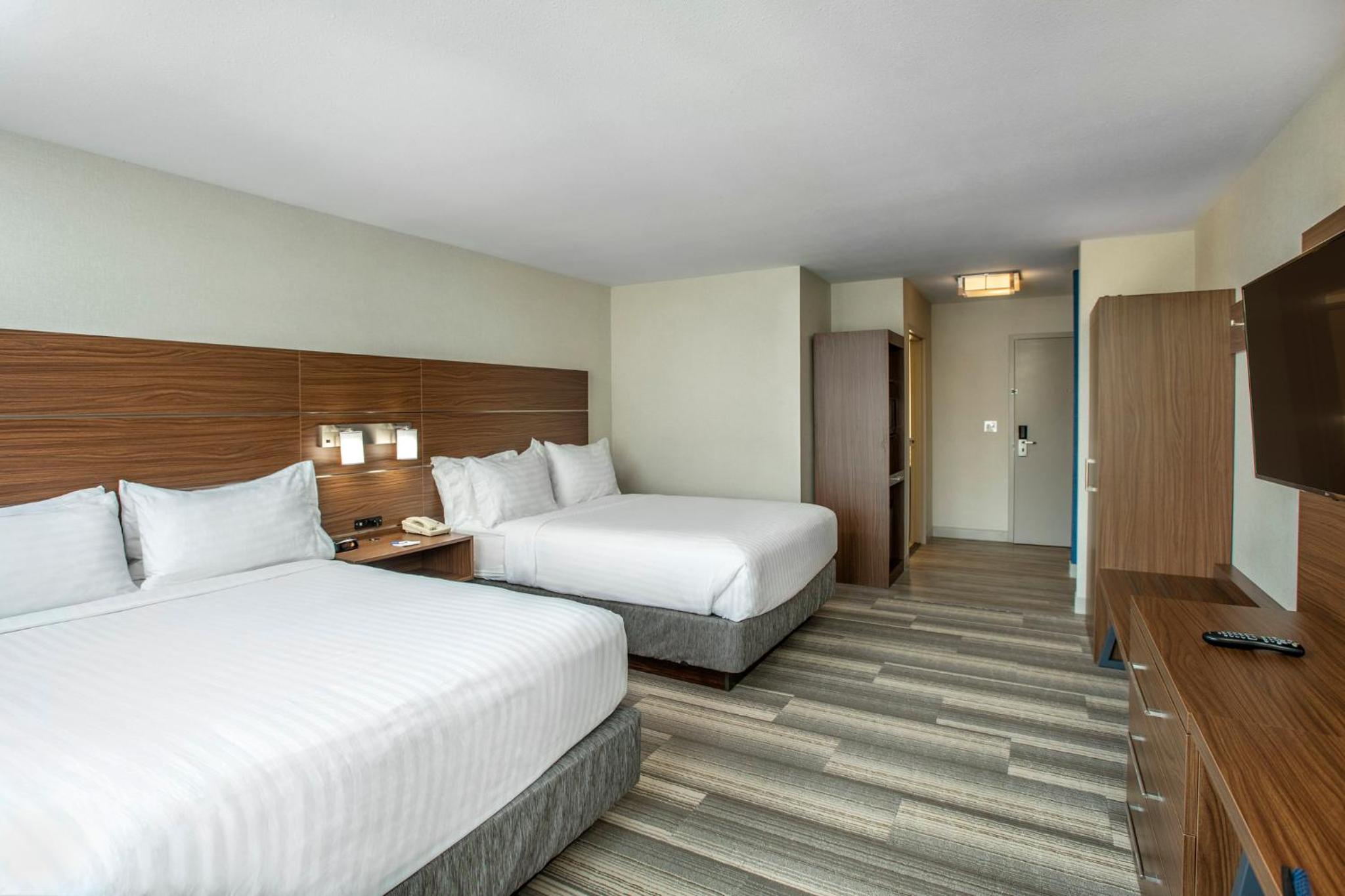 holiday inn express and suites medicine hat transcanada hwy 1