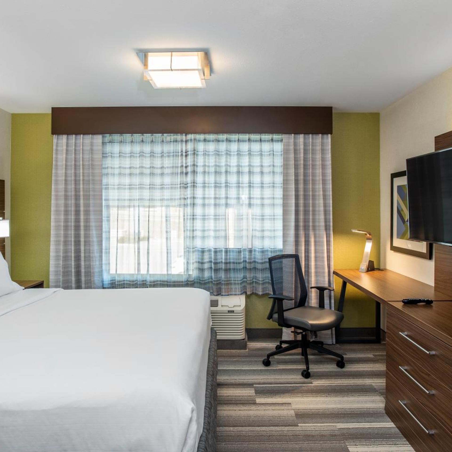 holiday inn express and suites medicine hat transcanada hwy 1