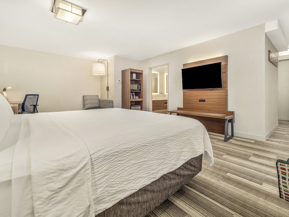 holiday inn express and suites medicine hat transcanada hwy 1