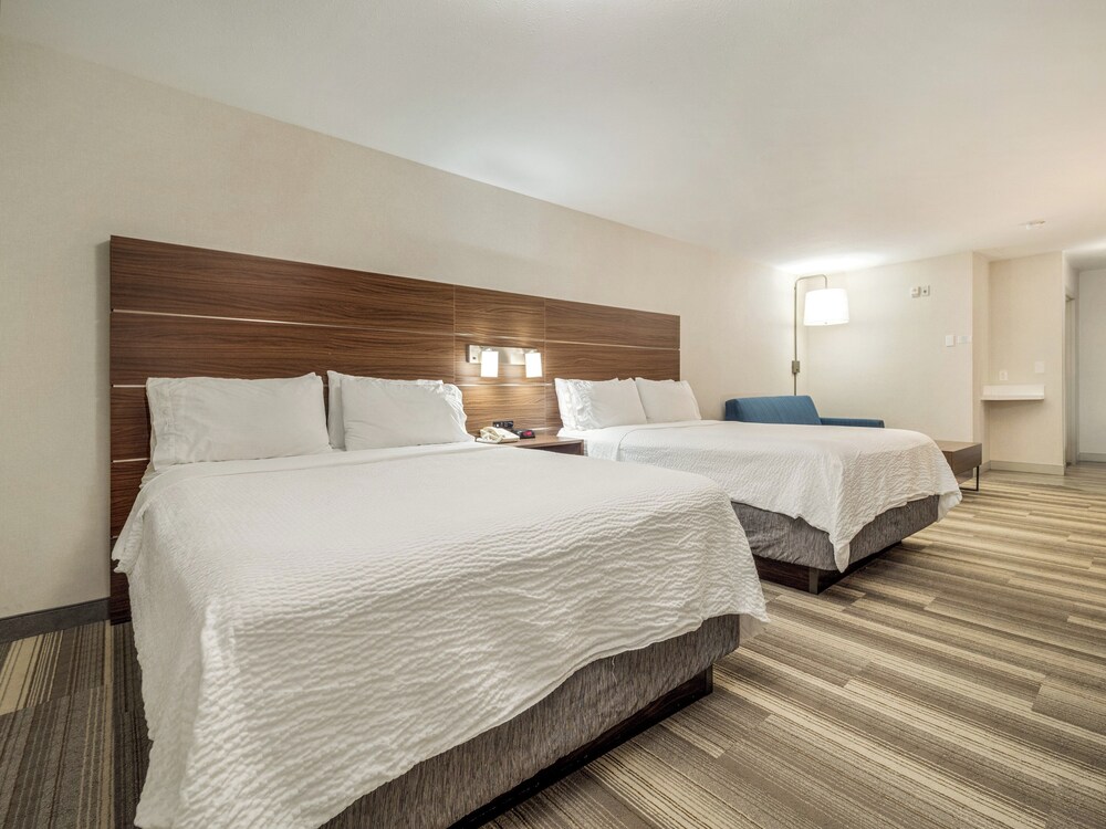 holiday inn express and suites medicine hat transcanada hwy 1