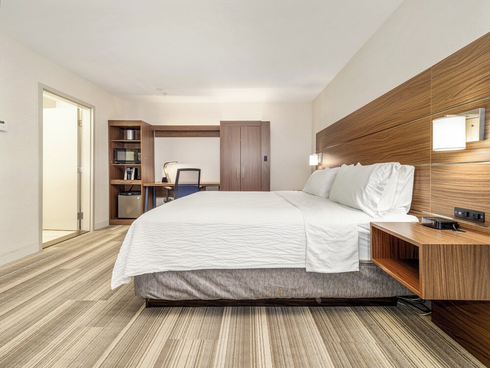 holiday inn express and suites medicine hat transcanada hwy 1