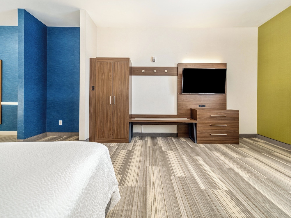 holiday inn express and suites medicine hat transcanada hwy 1
