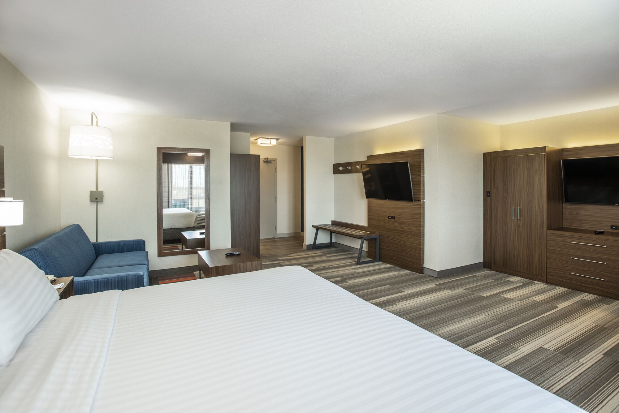 holiday inn express and suites medicine hat transcanada hwy 1