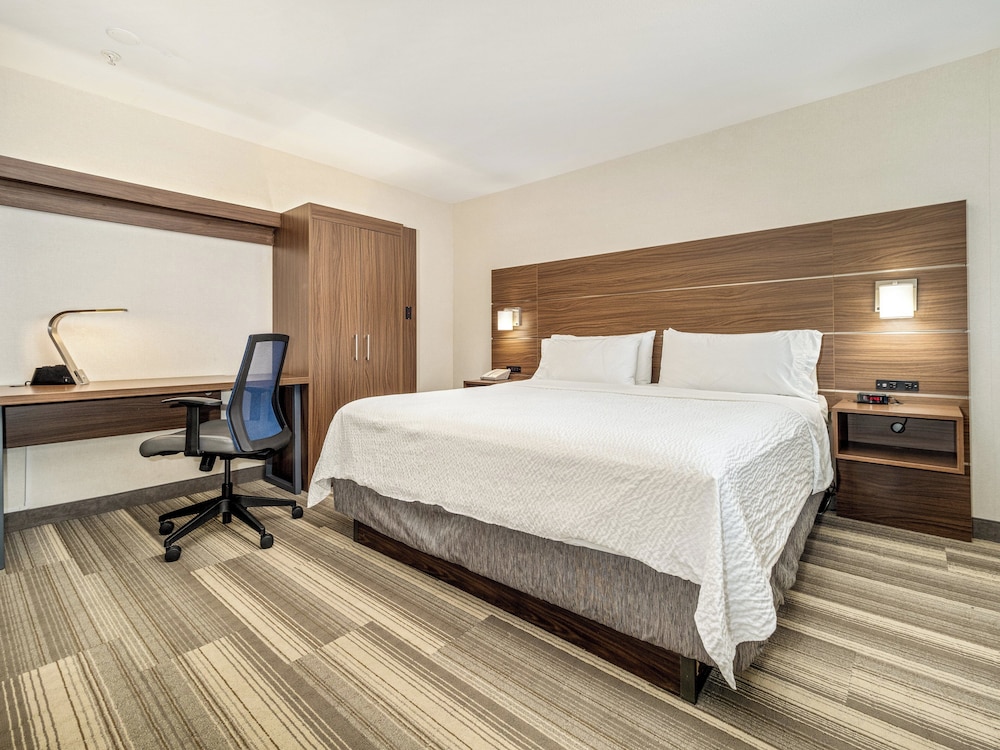 holiday inn express and suites medicine hat transcanada hwy 1