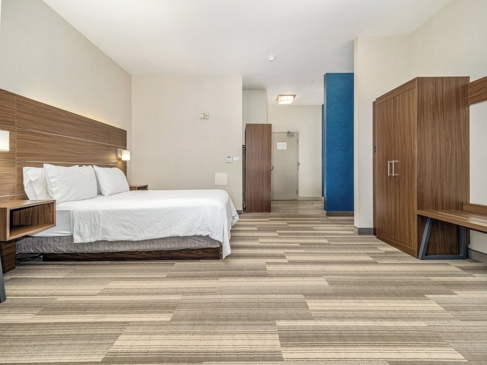 holiday inn express and suites medicine hat transcanada hwy 1