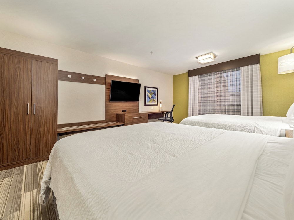 holiday inn express and suites medicine hat transcanada hwy 1