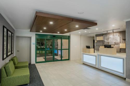 holiday inn express and suites medicine hat transcanada hwy 1