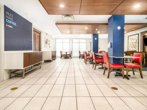 holiday inn express and suites medicine hat transcanada hwy 1