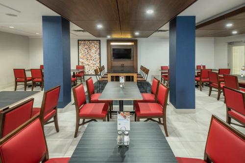 holiday inn express and suites medicine hat transcanada hwy 1
