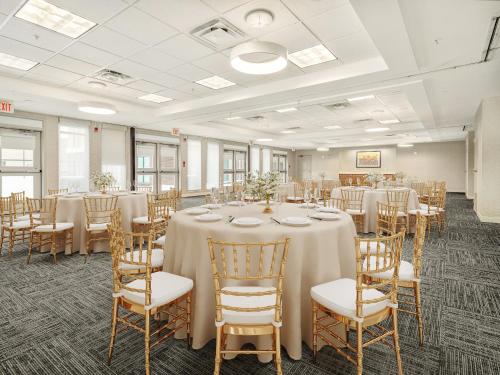 holiday inn express and suites medicine hat transcanada hwy 1