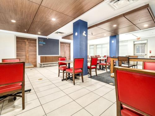 holiday inn express and suites medicine hat transcanada hwy 1