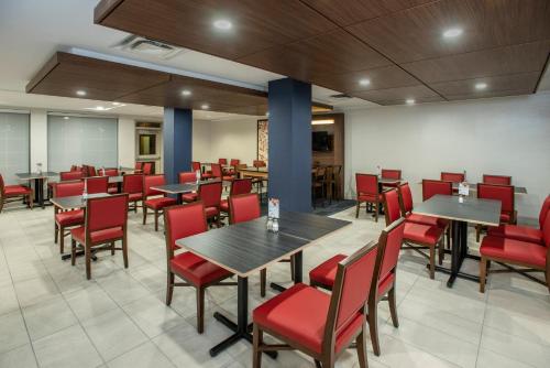 holiday inn express and suites medicine hat transcanada hwy 1