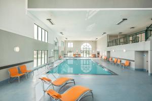 holiday inn express and suites medicine hat transcanada hwy 1