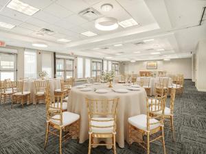 holiday inn express and suites medicine hat transcanada hwy 1