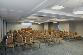 holiday inn express and suites medicine hat transcanada hwy 1