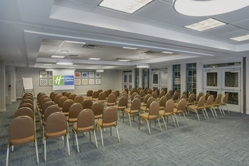 holiday inn express and suites medicine hat transcanada hwy 1