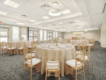 holiday inn express and suites medicine hat transcanada hwy 1