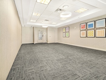 holiday inn express and suites medicine hat transcanada hwy 1