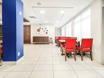 holiday inn express and suites medicine hat transcanada hwy 1