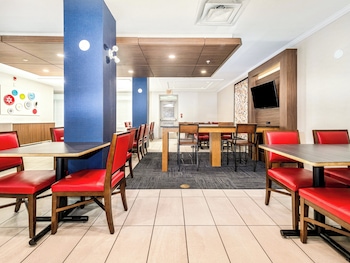 holiday inn express and suites medicine hat transcanada hwy 1