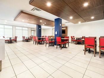 holiday inn express and suites medicine hat transcanada hwy 1
