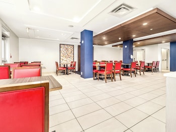 holiday inn express and suites medicine hat transcanada hwy 1