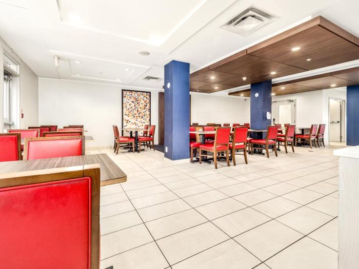 holiday inn express and suites medicine hat transcanada hwy 1