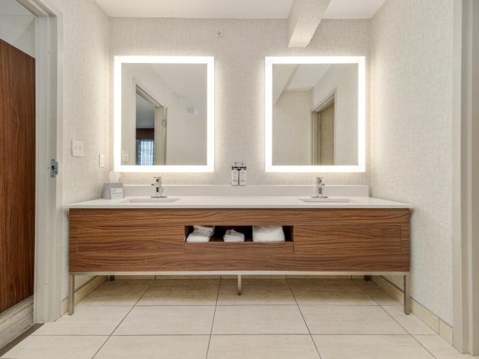 holiday inn express and suites medicine hat transcanada hwy 1