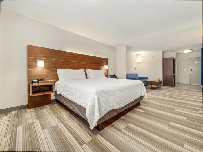 holiday inn express and suites medicine hat transcanada hwy 1