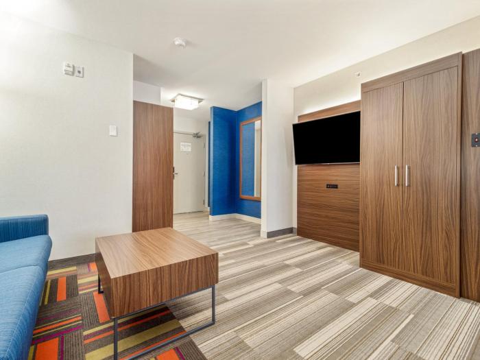 holiday inn express and suites medicine hat transcanada hwy 1
