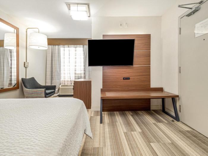 holiday inn express and suites medicine hat transcanada hwy 1