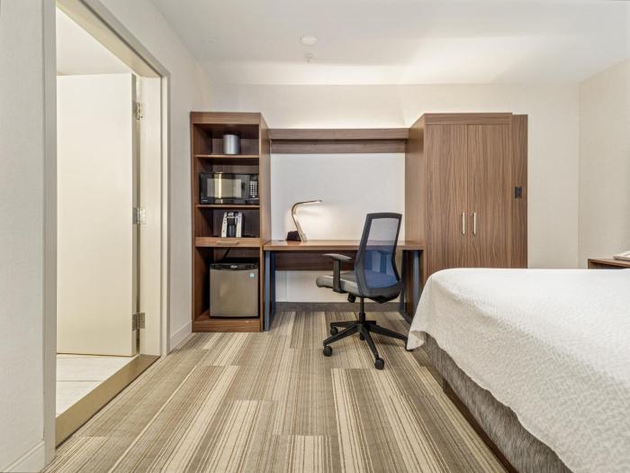 holiday inn express and suites medicine hat transcanada hwy 1