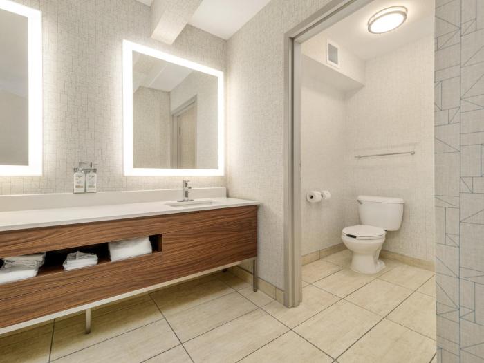 holiday inn express and suites medicine hat transcanada hwy 1