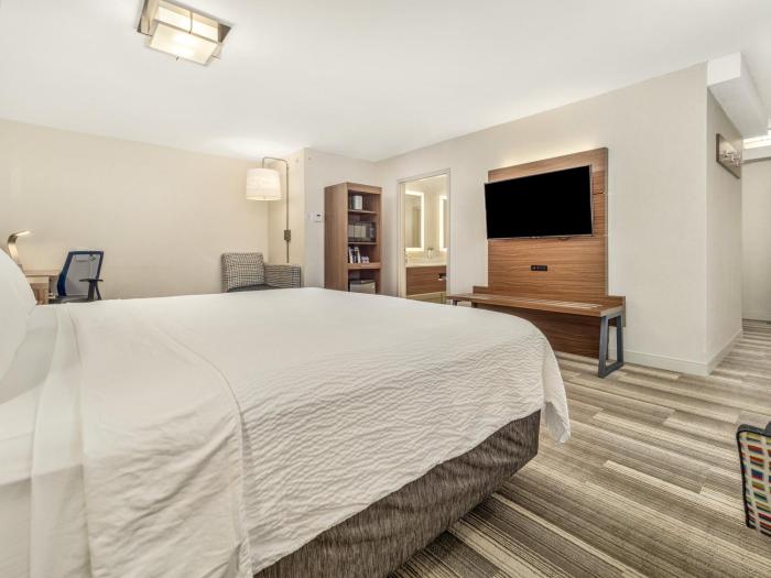 holiday inn express and suites medicine hat transcanada hwy 1