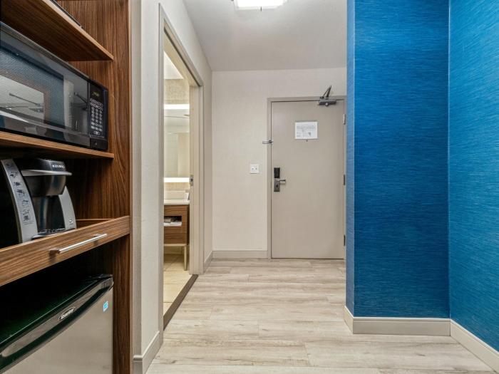 holiday inn express and suites medicine hat transcanada hwy 1