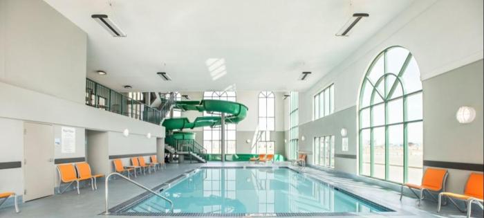 holiday inn express and suites medicine hat transcanada hwy 1