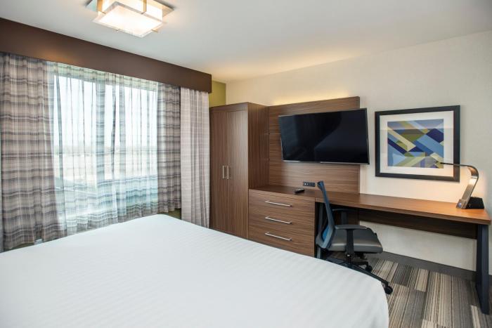 holiday inn express and suites medicine hat transcanada hwy 1