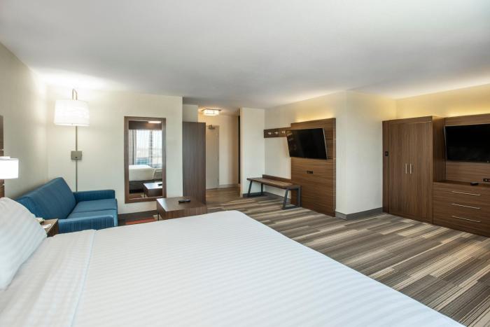 holiday inn express and suites medicine hat transcanada hwy 1