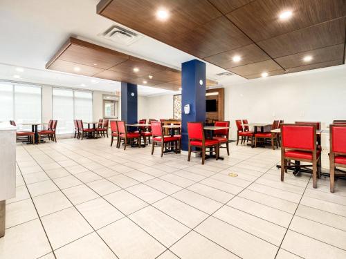 holiday inn express and suites medicine hat transcanada hwy 1