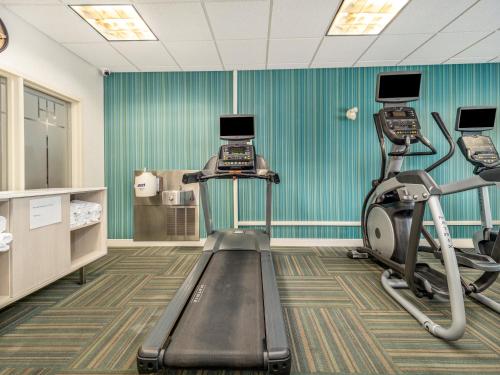 holiday inn express and suites medicine hat transcanada hwy 1