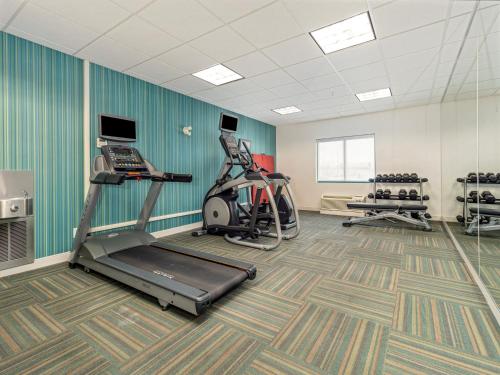 holiday inn express and suites medicine hat transcanada hwy 1