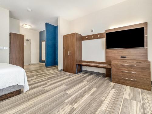 holiday inn express and suites medicine hat transcanada hwy 1