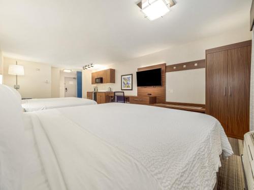 holiday inn express and suites medicine hat transcanada hwy 1