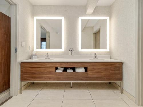 holiday inn express and suites medicine hat transcanada hwy 1