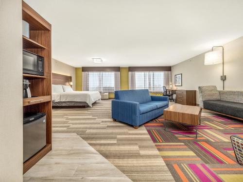 holiday inn express and suites medicine hat transcanada hwy 1